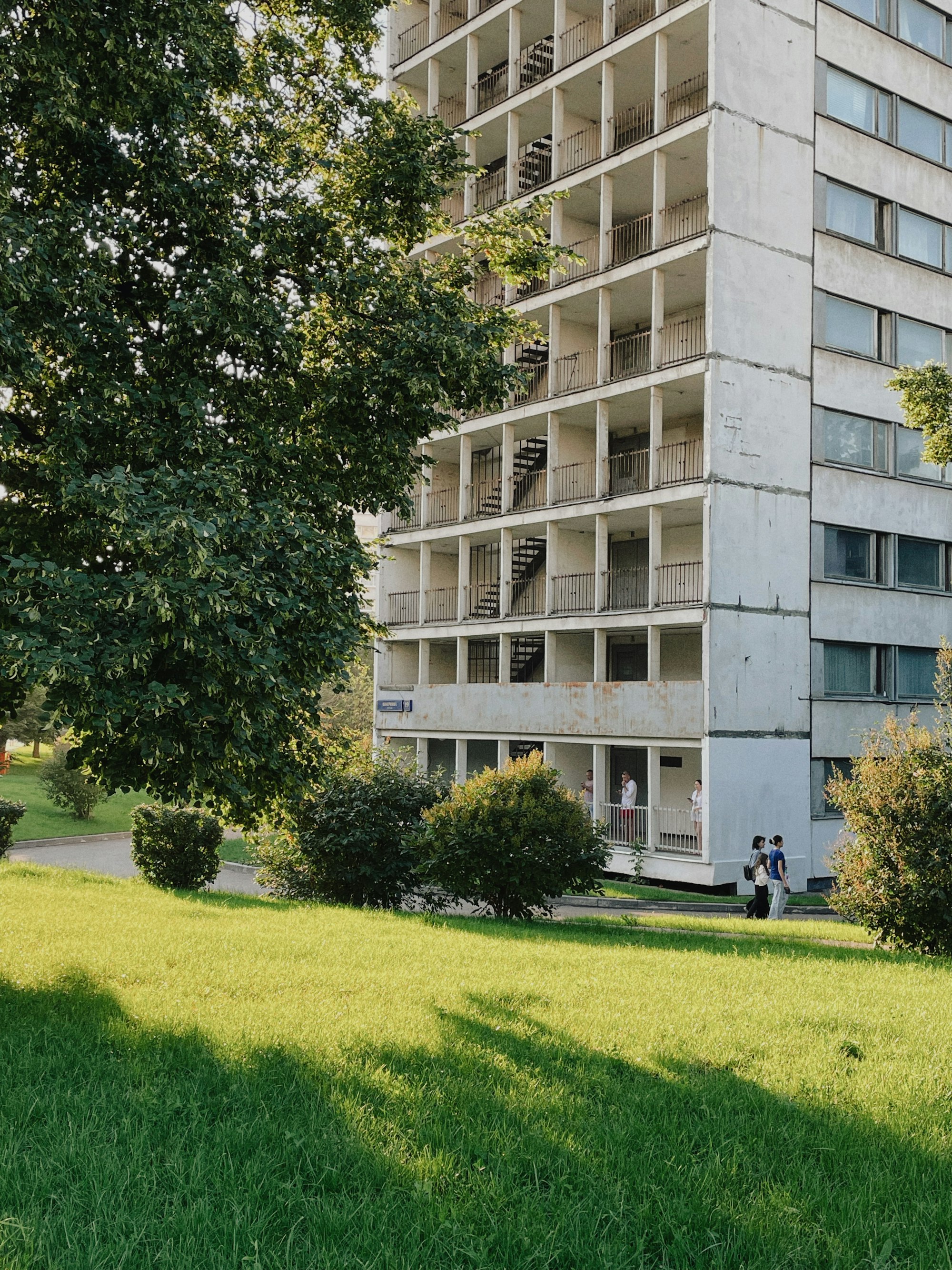 Grønn og innbydende bakgård mellom boligblokker